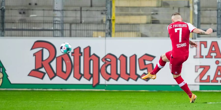 Freiburgs Jonathan Schmid erwischt mit seinem Abschluss BVB-Goalie Marwin Hitz.