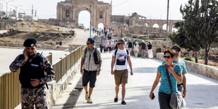 Touristen an den Ruinen von Gerasa