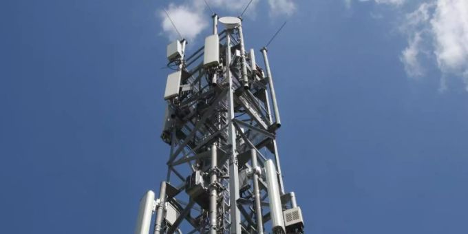 Ein Mobilfunkmast von Telefónica im Berliner Stadtteil Schmöckwitz in der Nähe des Hauptstadtflughafens BER. Foto: Christoph Dernbach/dpa Telefónica