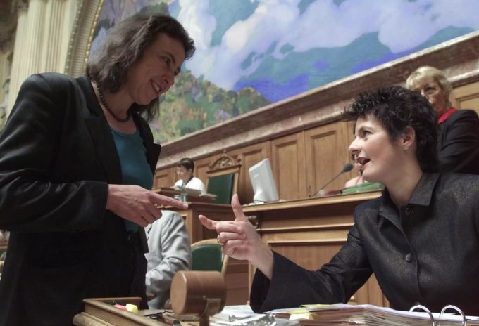 SP-Nationalrätin Goll und die damalige CVP-Bundesrätin Ruth Metzler diskutieren im Nationalratssaal, 2001. Ruth Metzler Christine Goll