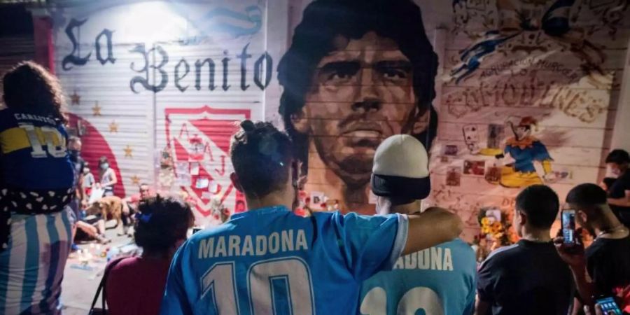 Argentinier versammeln sich vor einem Wandbild von Maradona. Foto: Alejo Manuel Avila/Le Pictorium Agency via ZUMA/dpa