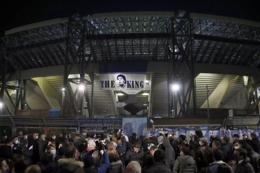 Nach seinem Tod vor einem Jahr kamen viele Menschen zum Stadion des SSC Neapels, um ihr Idol zu huldigen.