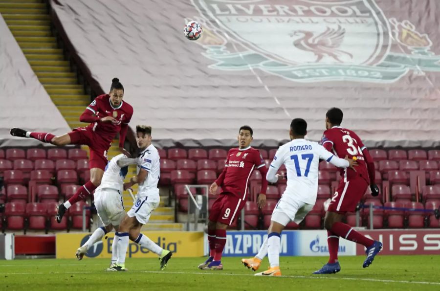 Beim FC Liverpool dürfen in der Champions League gegen Atalanta die Jungen ran: Hier steigt Rhys Williams (l.) in die Luft.