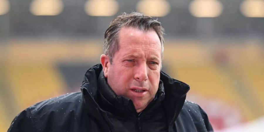 Muss sich nacht seiner Corona-Infektion ins Krankenhaus begeben: Dresden-Coach Markus Kauczinski. Foto: Robert Michael/dpa-Zentralbild/dpa