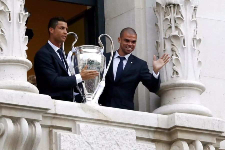 Pepe präsentiert mit Ronaldo den Champions-League-Pokal.