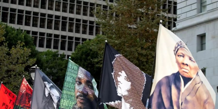 Harriet Tubman - auf der Fahne rechts im Bild