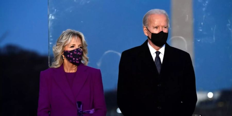 Joe Biden und seine Frau Jill gedenken der Corona-Opfer