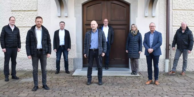 V.l.n.r.: Ratsschreiber Philipp Scheuble, Gemeinderat Dominic Graber, Gemeinderat Pascal Benz, Gemeinderat Jürg Bruhin, Gemeindepräsident Rolf Huber, Gemeinderätin Elvira Büchel, Gemeinderat Roman Ammann, Gemeinderat Markus Steiger.