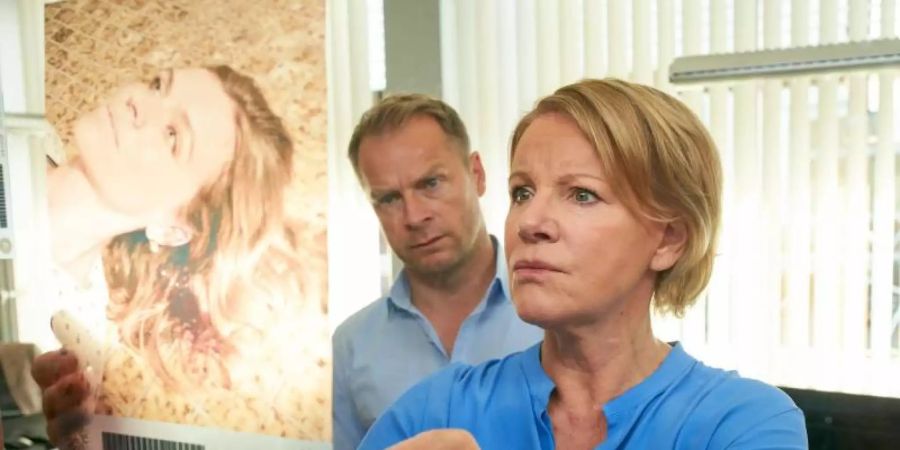 Was genau ist passiert? Jürgen Simmel (Hinnerk Schönemann) und Marie Brand (Mariele Millowitsch) begutachten ein Foto der Toten Annika Herforth. Foto: Guido Engels/ZDF/dpa