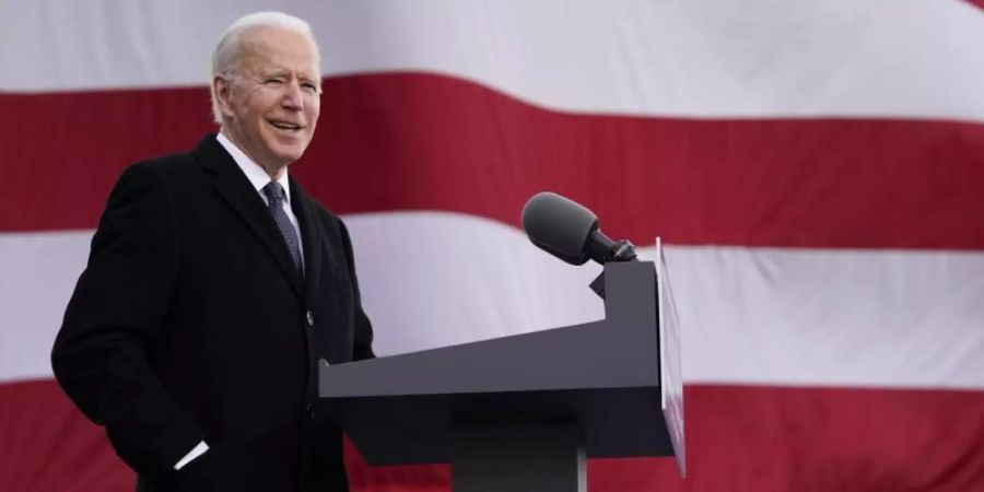 Der gewählten US-Präsident Joe Biden spricht im nach seinem Sohn benannten Major Joseph R. «Beau» Biden III National Guard/Reserve Zentrum. Foto: Evan Vucci/AP/dpa