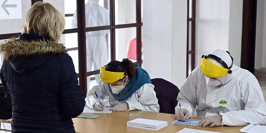 Anmeldung für einen Corona-Test im slowakischen Secovce. Foto: Roman Hanc/TASR/dpa