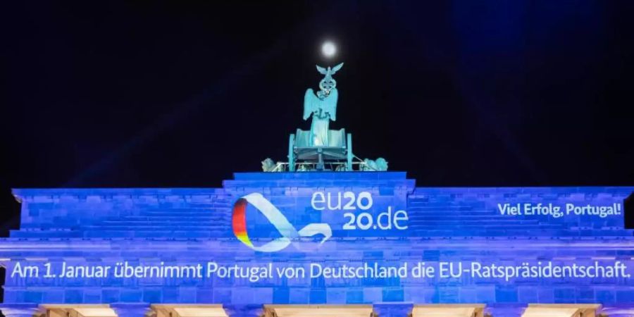 Eine Video-Projektion wird zum Abschluss der EU-Ratspräsidentschaft Deutschlands auf das Brandenburger Tor projiziert. Portugal hat die EU-Ratspräsidentschaft übernommen. Foto: Christoph Soeder/dpa