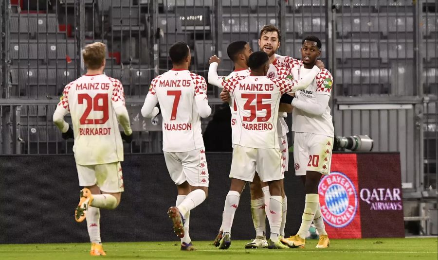 Die Mainzer Spieler bejubeln das 2:0 durch Alexander Hack.