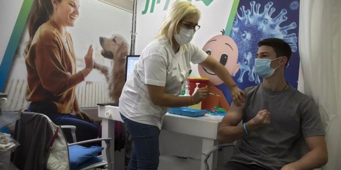 Ein junger Mann erhält in Israel eine Impfung von Biontech/Pfizer gegen das Coronavirus. Myokarditis