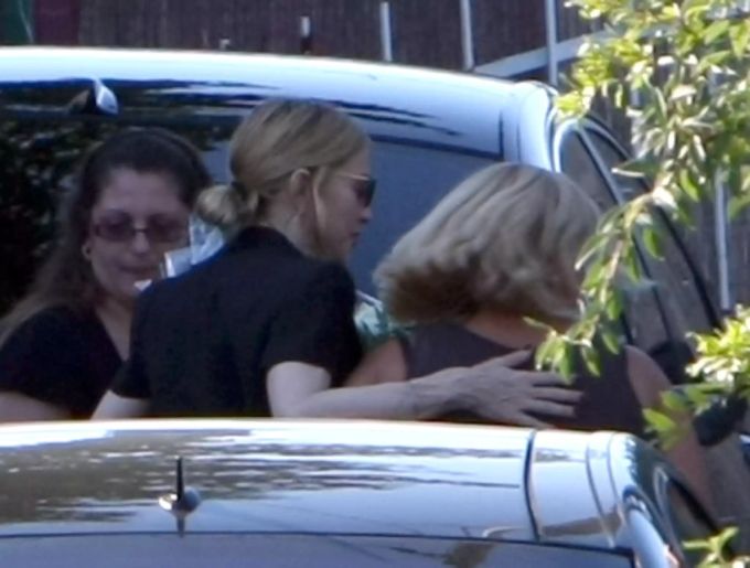 Madonna ist hier mit der Witwe eines getöteten Arbeiters zu sehen. madonna