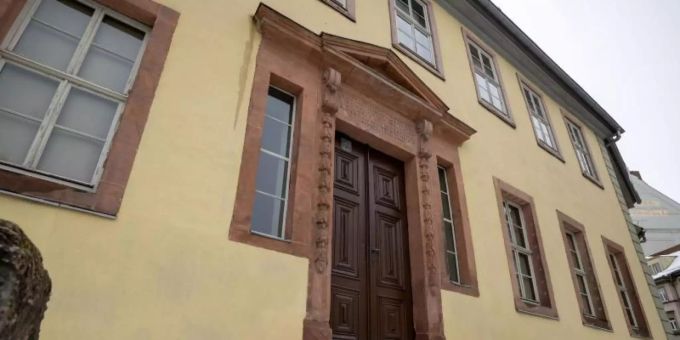 Die Klassik Stiftung Weimar will ab 2026 Goethes Wohnhaus sanieren. Zuvor soll das Haus aber bis einschliesslich des Goethe-Jubiläumsjahrs 2025 noch geöffnet bleiben. Foto: Michael Reichel/dpa Die Klassik Stiftung Weimar will ab 2026 Goethes Wohnhaus sanieren. Zuvor soll das Haus aber bis einschliesslich des Goethe-Jubiläumsjahrs 2025 noch geöffnet bleiben. Foto: Michael Reichel/dpa