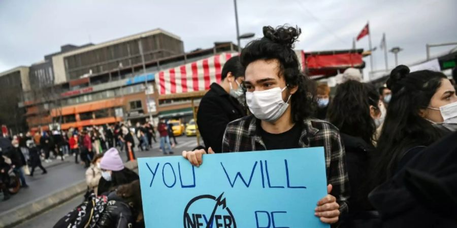 Ein Student mit einem Protest-Schild