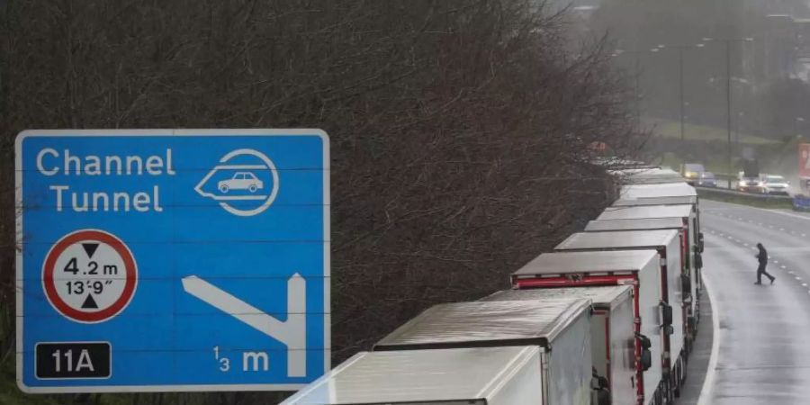 Lastwagen stehen in der Nähe von Folkestone in der Grafschaft Kent im Stau, nachdem der Zugang zum Eurotunnel geschlossen wurde. Foto: Steve Parsons/PA Wire/dpa