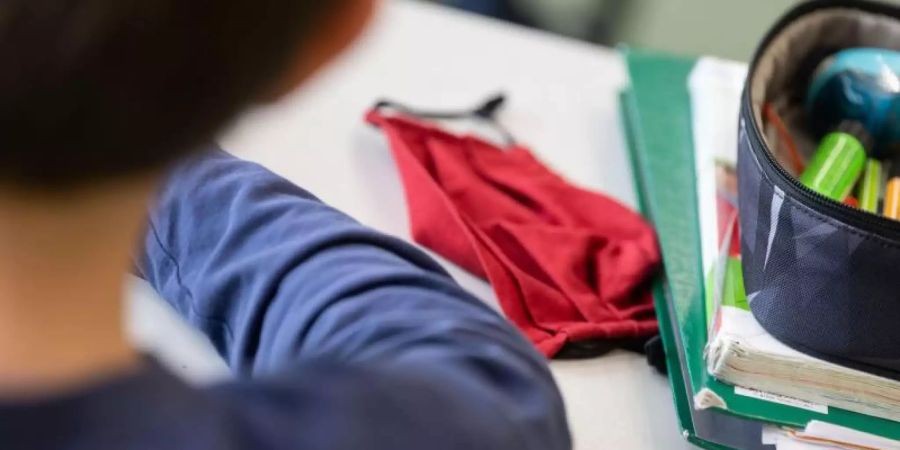 Lehrervertreter sehen wenig Chancen auf eine baldige Rückkehr ins Klassenzimmer. Foto: Marijan Murat/dpa