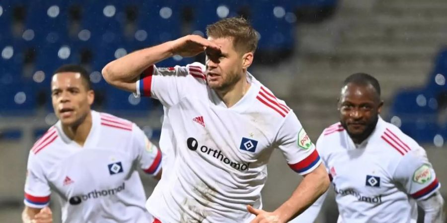 Eine Art Hamburger Lebensversicherung HSV-Torjäger Simon Terodde trifft und trifft. Foto: Uli Deck/dpa
