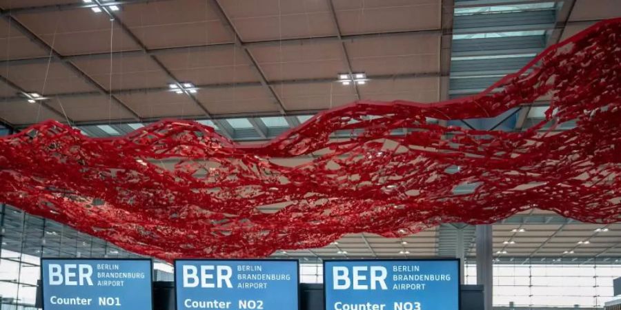 Das Objekt «The Magic Carpet» von Pae White in der Haupthalle im Terminal 1 des Flughafens Berlin Brandenburg Willy Brandt. Foto: Michael Kappeler/dpa