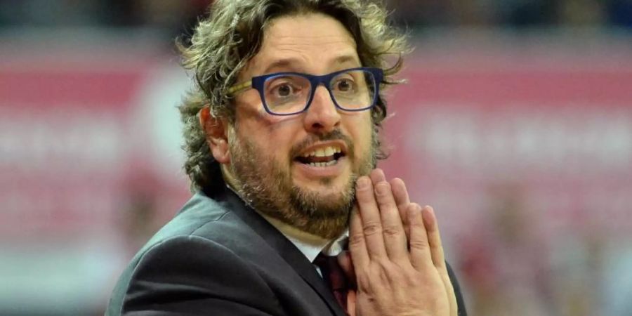 Nach zwei technischen Fouls wurde Bayern-Trainer Andrea Trinchieri aus dem Innenraum verwiesen. Foto: picture alliance / Andreas Gebert/dpa