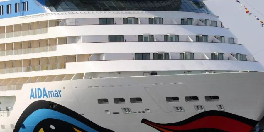 Aida Cruises unterbricht die Saison: Auch die Fahrten der «Aidamar» rund um die Kanaren will der Kreuzfahrtanbieter vorerst stoppen. Foto: Bernd Wüstneck/dpa-Zentralbild/dpa-tmn/Archiv