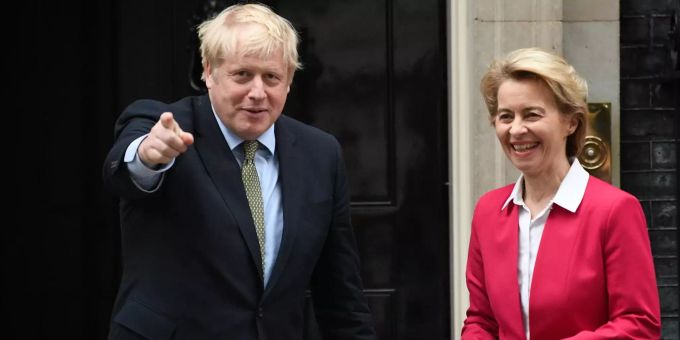 Grossbritanniens Premierminister Boris Johnson und Ursula von der Leyen, die Präsidentin der Europäischen Kommission, treffen sich vor der Downing Street 10. 08.01.2020, Grossbritannien, London Brexit-Handelspakt