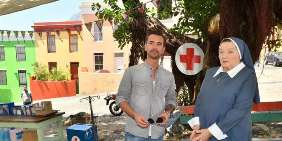 Kapitän Max Parger (Florian Silbereisen) und Schwester Magdalena (Marianne Sägebrecht) sorgen sich um die Gesundheit der Kinder in Südafrika. Foto: Dirk Bartling/ZDF/dpa