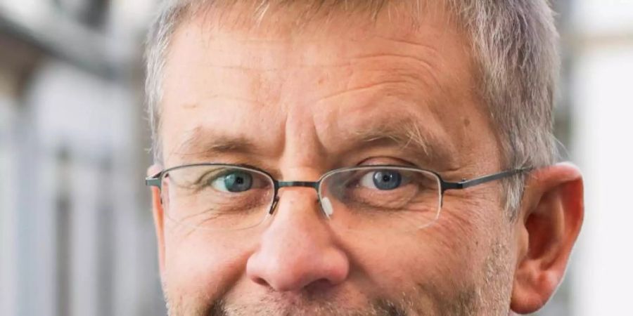 «Wir werden über lange Zeit eine Gesellschaft mit Corona sein müssen», sagt der Sozialpsychologe Rolf van Dick. Foto: Moritz Sirowatka/dpa