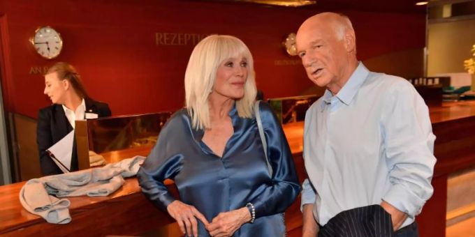 Linda Evans, die sich in der Folge «Kapstadt» selbst spielt, steht neben Thomas Bremer (Dietrich Hollinderbäumer) an der Rezeption des «Traumschiffes». Foto: Dirk Bartling/ZDF/dpa Linda Evans, die sich in der Folge «Kapstadt» selbst spielt, steht neben Thomas Bremer (Dietrich Hollinderbäumer) an der Rezeption des «Traumschiffes». Foto: Dirk Bartling/ZDF/dpa