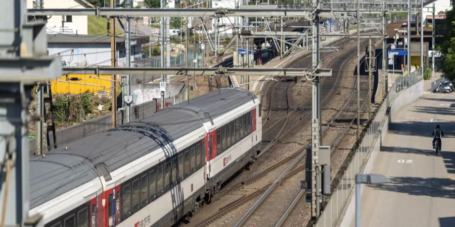 Zugdurchfahrt am Bahnhof der Gemeinde Liestal (BL).