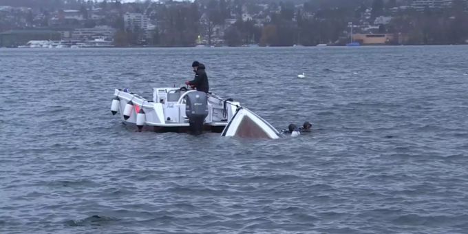 Die Wasserschutzpolizei Zürich musste am Donnerstag am Utoquai ein Boot herausfischen.