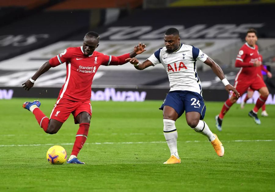 Serge Aurier (r.) von Tottenham Hotspur im Duell mit Liverpools Sadio Mané (l.).