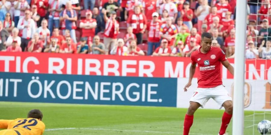 Der Mainzer Robin Quaison trifft ins leere Tor zum 1:0. Berlins Torhüter Rune Jarstein liegt bereits geschlagen am Boden. Foto: T. Frey