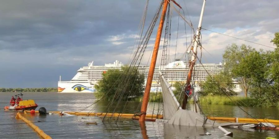 Nach Angaben der Polizei kollidierte die «No 5 Elbe» gegen 14.30 Uhr ungefähr auf Höhe Stadersand mit dem 141 Meter langen Containerschiff «Astrosprinter», das unter zypriotischer Flagge in Richtung Nordsee unterwegs war. Foto: Bodo Marks