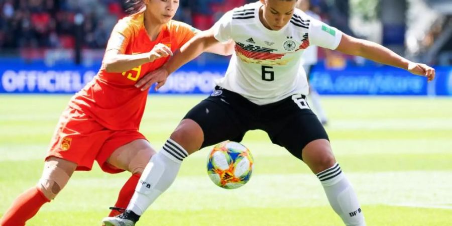 Lena Oberdorf (r) beeindruckte bei ihrem WM-Debüt im Spiel gegen China. Foto: Sebastian Gollnow