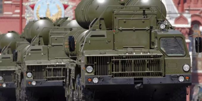 Lastwagen der russischen Streitkräfte mit dem Flugabwehrsystem S-400 fahren über den Roten Platz. Für den türkischen Präsidenten gibt es am umstrittenen Kauf des Raketenabwehrsystems nichts mehr zu rütteln. s-400 russland flugabwehrsystem