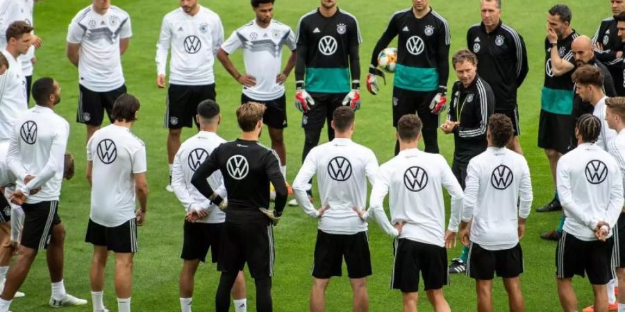 Assistenztrainer Marcus Sorg (M) spricht beim Abschlusstraining zu den Spielern. Foto: Marius Becker