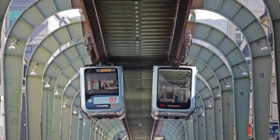 Die Wuppertaler Schwebebahn rauscht über jeden Stau hinweg. Foto: Oliver Berg