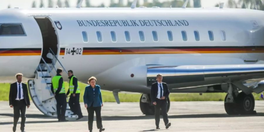 Kanzlerin Merkel vor Maschine der Flugbereitschaft