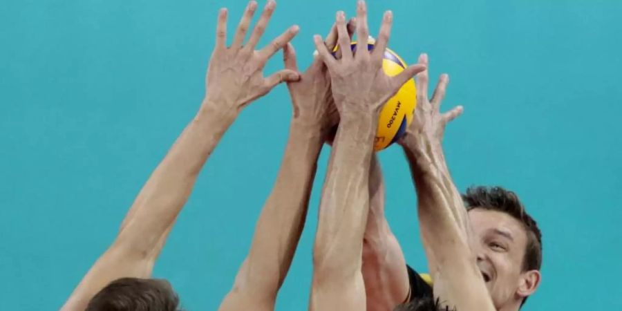 Das slowakische Team blockt den Ball von Marcus Bohme (r). Foto: Virginia Mayo/AP