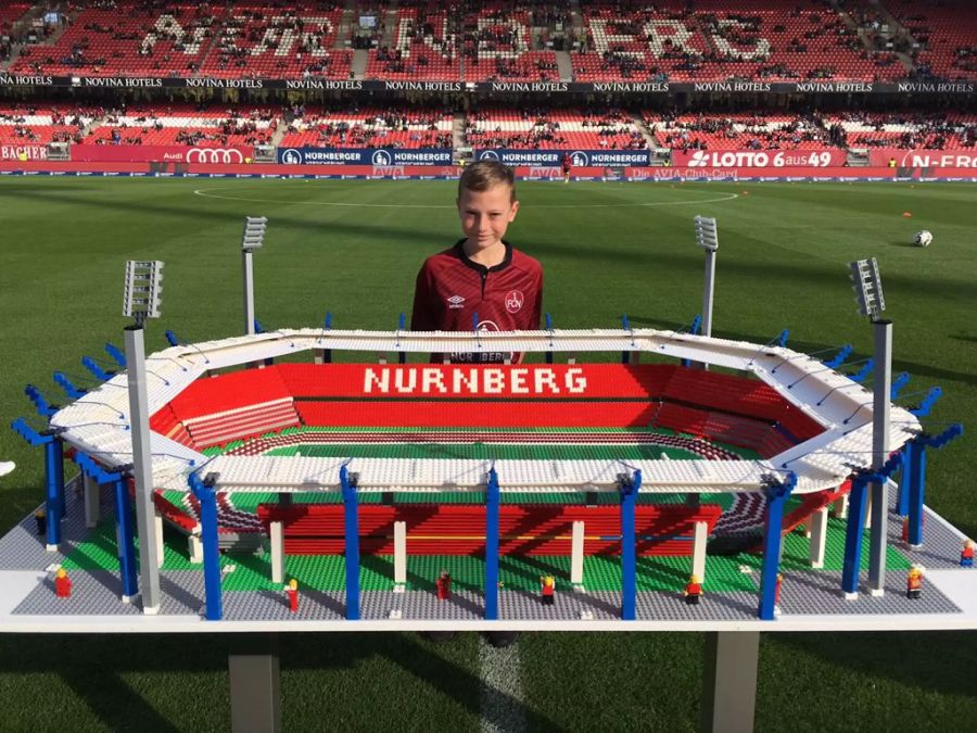 Mit seinen Stadien besucht er zuweilen auch ihre Clubs – hier etwa den FC Nürnberg.
