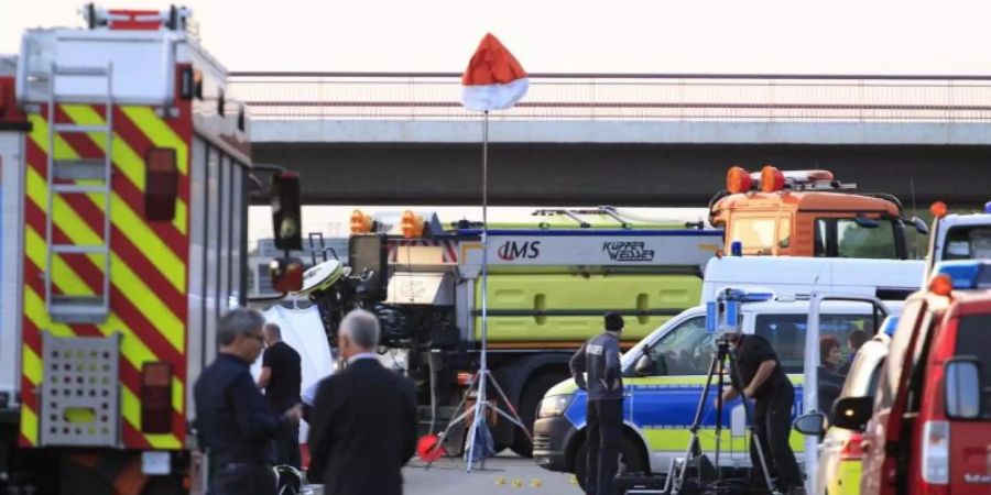 Polizisten stehen an der Anschlussstelle Hellersdorf auf der A10 nordöstlich von Berlin. Foto: Christopher Harms