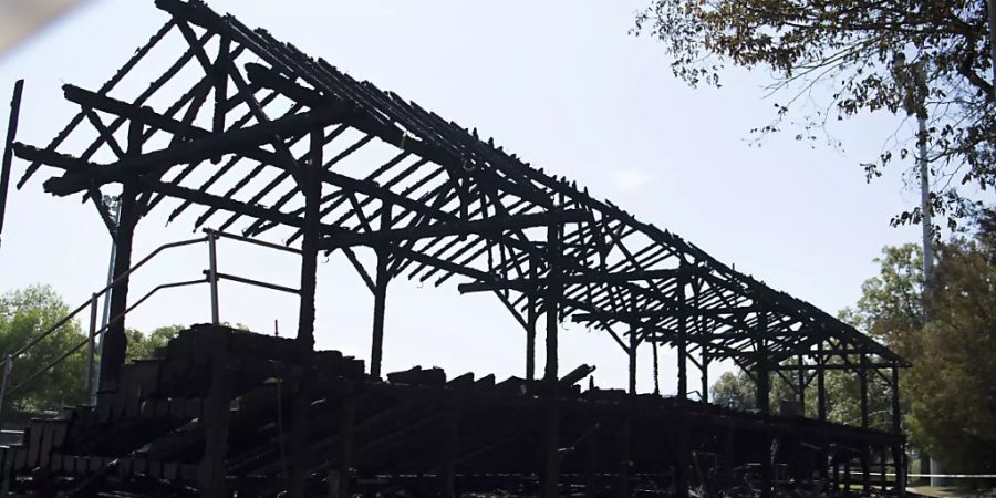 Nur noch Schutt und Asche: Für die Sportvereine in Lausanne ist die Zerstörung der Tribüne Bois-Gentil ein grosser Verlust. Auf dem Fussballplatz fanden zahlreiche Spiele der Klubs der Kantonshauptstadt statt, insbesondere von Junioren.