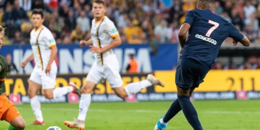 Weltmeister Kylian Mbappe (r) lässt Dynamo-Keeper Kevin Broll keine Chance und schiebt zum 3:0 für PSG ein. Foto: Robert Michael