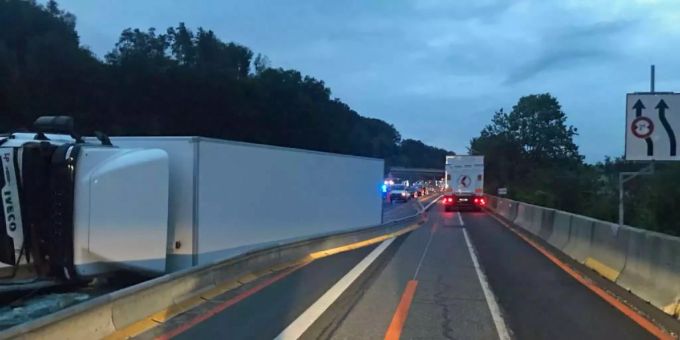 Die Autobahn 2 musste vorübergehen gesperrt werden. autobahn 2