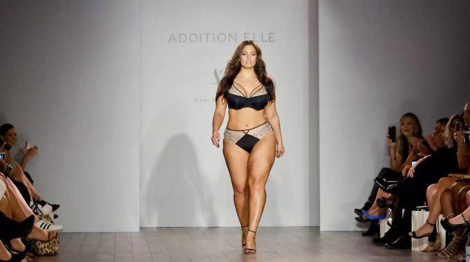 Model Ashley Graham auf dem Laufsteg. Ashley Graham