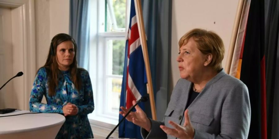 Bundeskanzlerin Merkel (r.) am Montag in Reykjavik