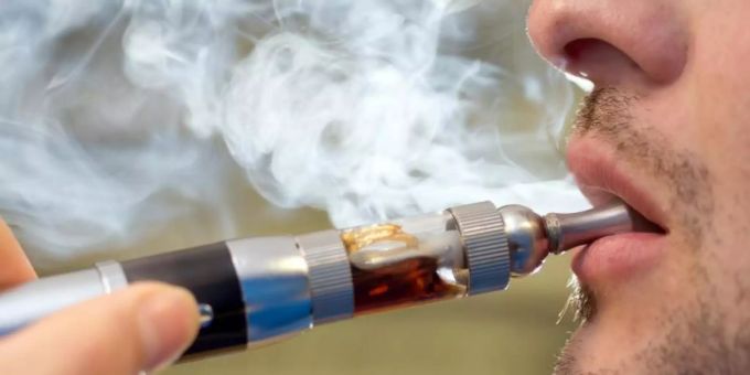 US-Behörden prüfen bei übern 100 jungen Menschen mit schweren Lungenproblemen einen Zusammenhang mit dem Konsum von E-Zigaretten. E-Zigarette